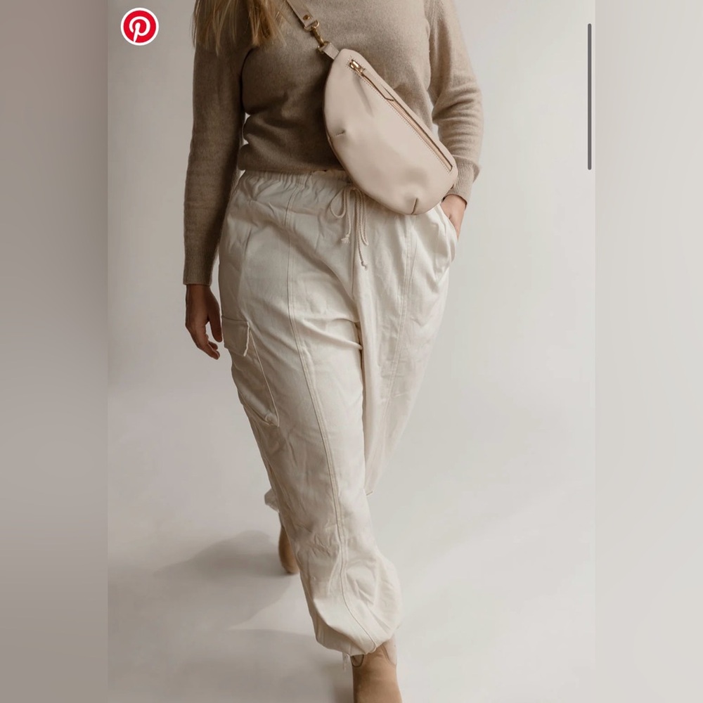 Abby Alley Midi Sling Bag in Gardenia - Picture 6 of 7